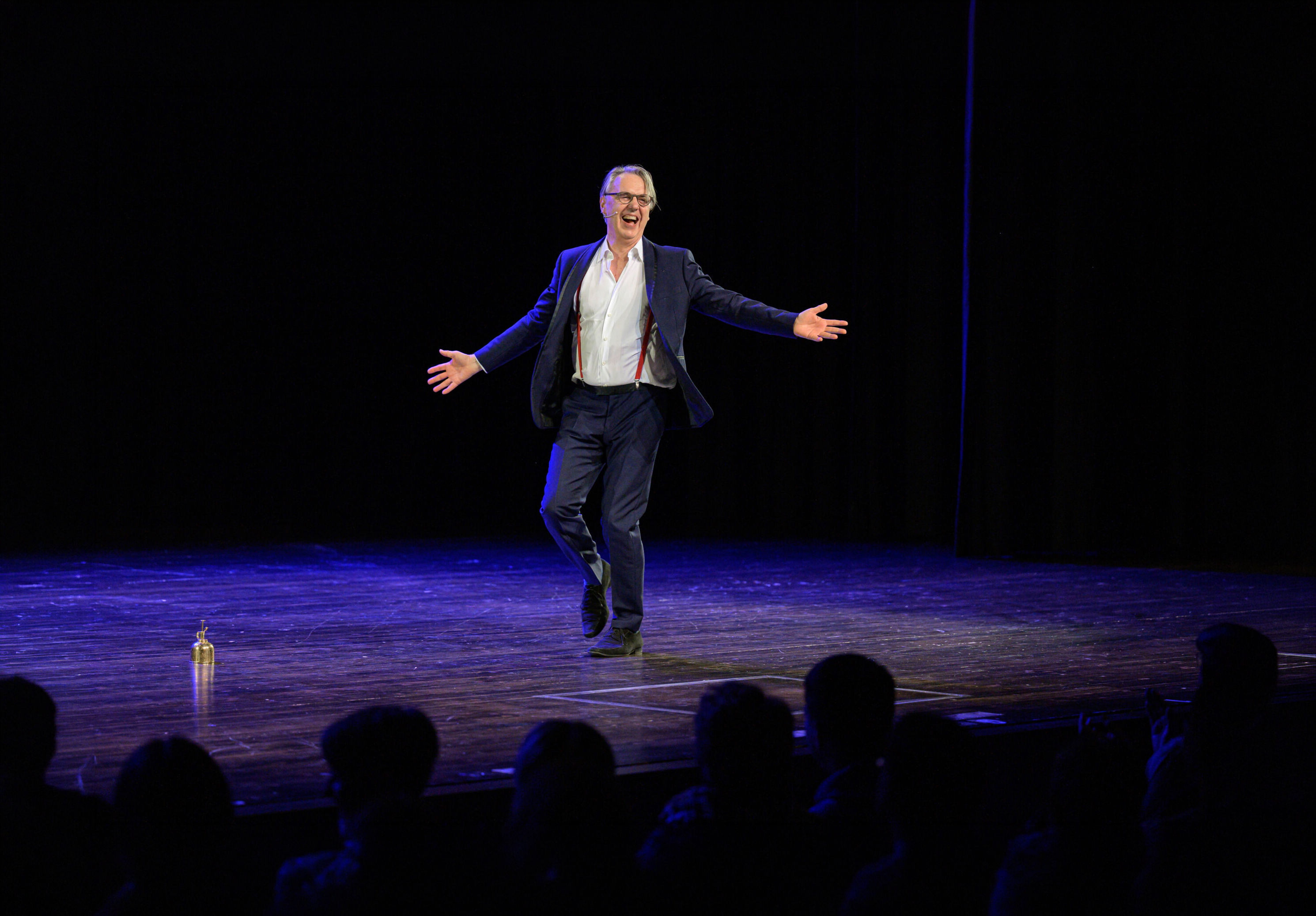 Massimo Rocchi mit offenen Armen auf der Bühne